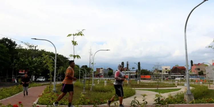 Taman Merjosari digunakan berolahraga oleh warga sekitar.