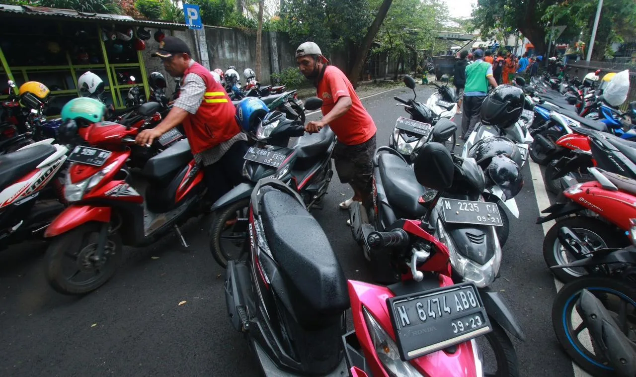 Pelayanan parkir non e-parking di Jalan Tenes, Kota Malang.