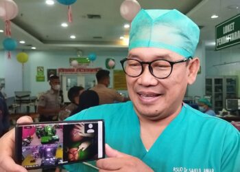 Direktur RSSA Malang, dr Bachtiar Budianto menunjukkan proses penutupan atau penjahitan kulit pasca operasi pemisahan bayi kembar siam.