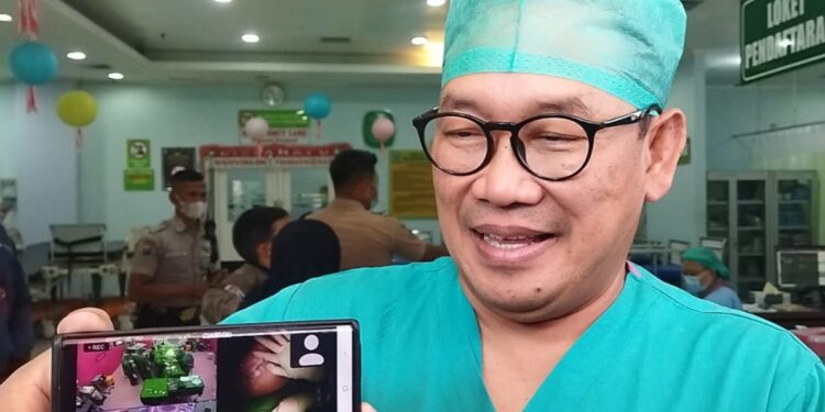 Direktur RSSA Malang, dr Bachtiar Budianto menunjukkan proses penutupan atau penjahitan kulit pasca operasi pemisahan bayi kembar siam.