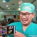 Direktur RSSA Malang, dr Bachtiar Budianto menunjukkan proses penutupan atau penjahitan kulit pasca operasi pemisahan bayi kembar siam.