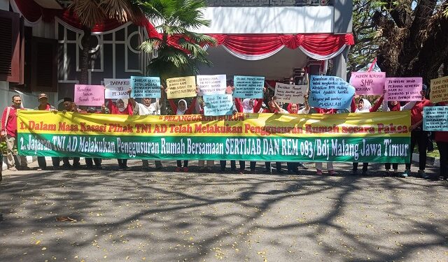 Warga Kelurahan Kestrian, Kota Malang membentangkan poster aspirasi di DPRD Kota Malang.