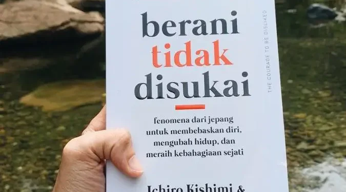 Cover buku "Berani Tidak Disukai" salah satu buku self love yang direkomendasikan.