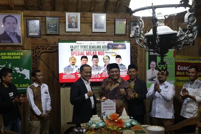 Acara pemotongan tumpeng oleh Presiden NGG drh H Puguh Wiji Pamungkas MMN.