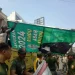 Petugas membrodoli baliho parpol di jalanan Kota Malang.
