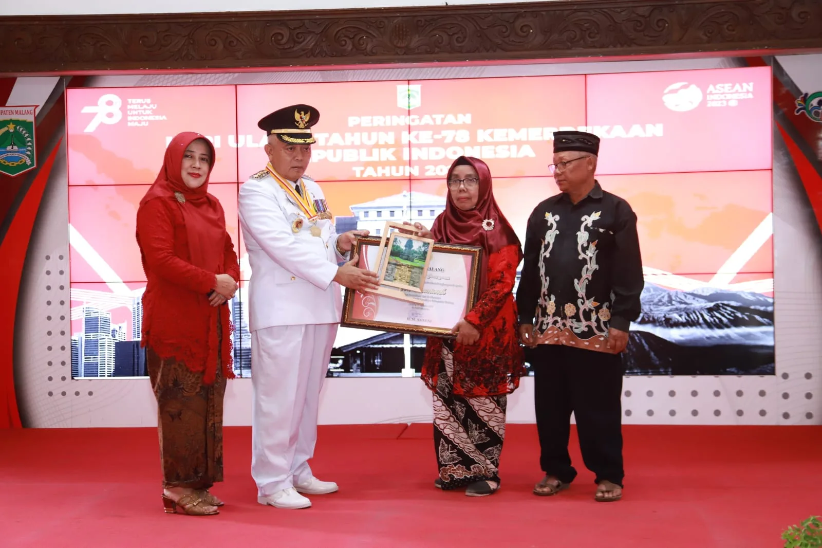 Sumiarsih, perajin batik asal Tumpang menyerahkan hak paten Batik Garudeya pada Pemkab Malang. 