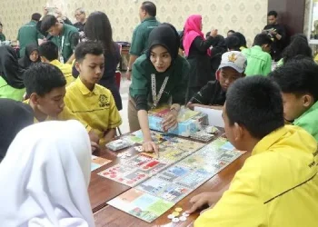 Salah satu board game yang dimainkan bersama siswa.