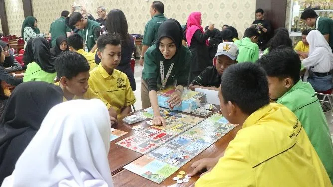Salah satu board game yang dimainkan bersama siswa.