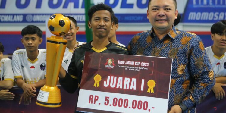 Rektor Universitas Islam Majapahit (UNIM) Mojokerto, Dr. H. Rachman Sidharta Arisandi M.Si turut hadir dan menyerahkan piala juara Tugu Jatim Cup 2023, Minggu (27/8/2023).