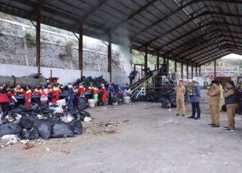 Suasana penanganan sampah di TPA Tlekung Kota Batu.