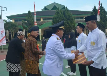 Wali Kota Malang, Sutiaji memimpin penyerahan remisi untuk ribuan napi.