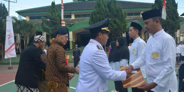 Wali Kota Malang, Sutiaji memimpin penyerahan remisi untuk ribuan napi.