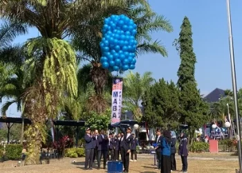 Pelepasan balon oleh Direktur Polinema Supriatna Supriatna Adhisuwignjo ST MT.