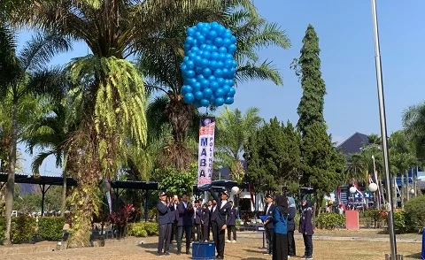 Pelepasan balon oleh Direktur Polinema Supriatna Supriatna Adhisuwignjo ST MT.