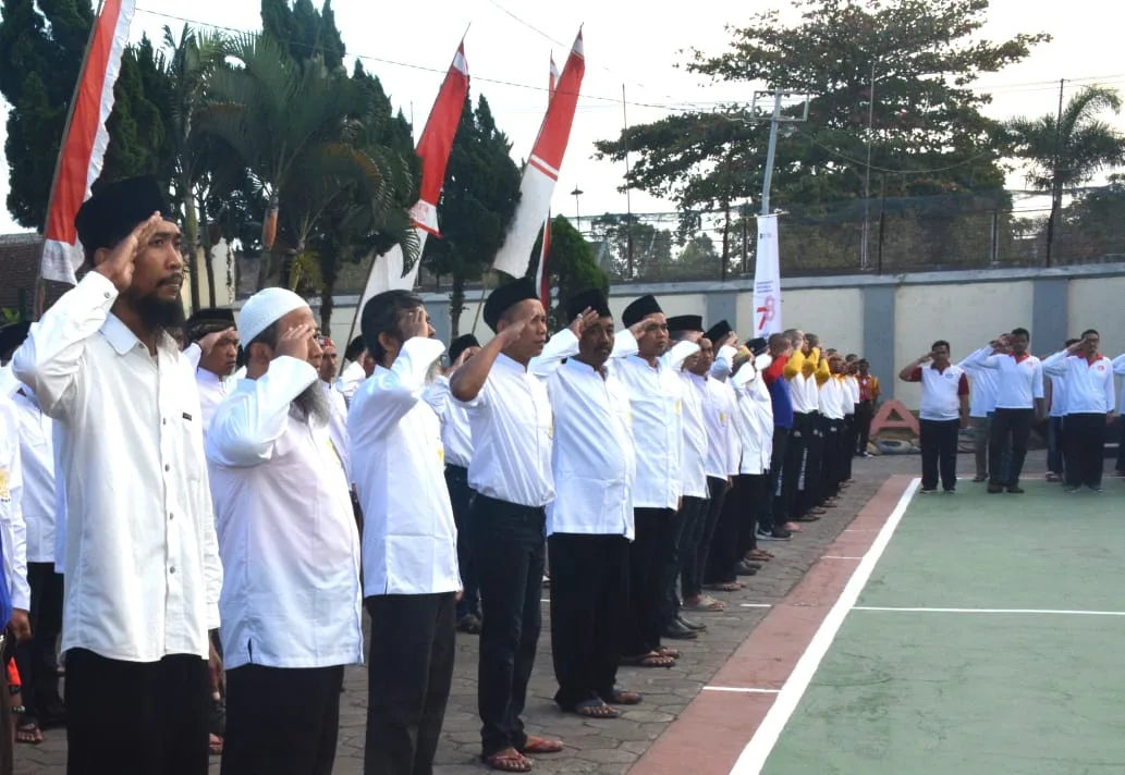 Napi di Lapas Kelas I Malang mengikuti upacara pengibaran bendera sekaligus penyerahan remisi. 