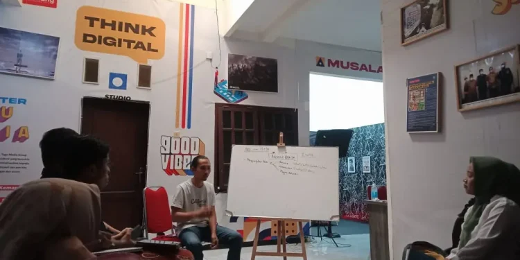 Pembekalan Peserta Magang di kantor Tugu Media Grup oleh Herlianto A.