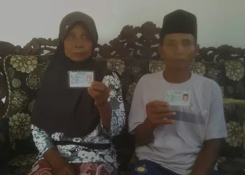 Mislan (kanan) bersasam sang Istri Munirah (kiri) saat ditemui di kontrakan anaknya di Kota Malang, Sabtu (26/8/2023).