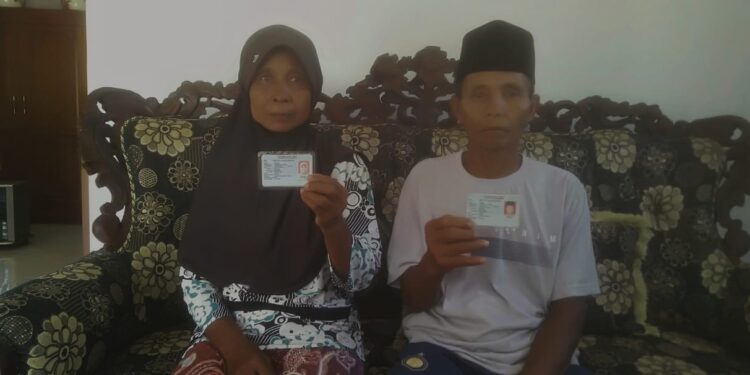 Mislan (kanan) bersasam sang Istri Munirah (kiri) saat ditemui di kontrakan anaknya di Kota Malang, Sabtu (26/8/2023).
