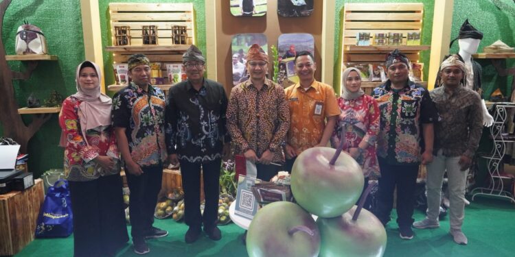 Pj Wali Kota Batu Aries Agung Paewai saat menerima penghargaan City of Cham and Acitivity Terbaik dalam 10th KUKM Expo 2023. Foto: Prokopim KWB