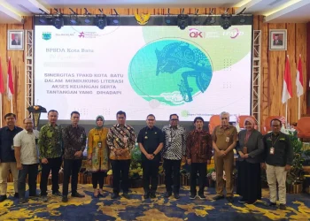 Sesi foto bersama sebagai simbol sinergitas TPAKD Kota Batu dalam meningkatkan literasi dan inklusi keuangan di Kota Batu.