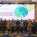 Sesi foto bersama sebagai simbol sinergitas TPAKD Kota Batu dalam meningkatkan literasi dan inklusi keuangan di Kota Batu.