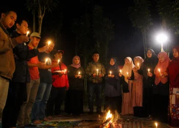 Wakil Koordinator Nasional Masif, Baikuni Alshafa (tengah) didampingi Koordinator Wilayah Masif Jatim, Wilda Kumala Sari memimpin refleksi kemerdekaan Republik Indonesia di Malang