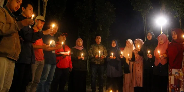 Wakil Koordinator Nasional Masif, Baikuni Alshafa (tengah) didampingi Koordinator Wilayah Masif Jatim, Wilda Kumala Sari memimpin refleksi kemerdekaan Republik Indonesia di Malang