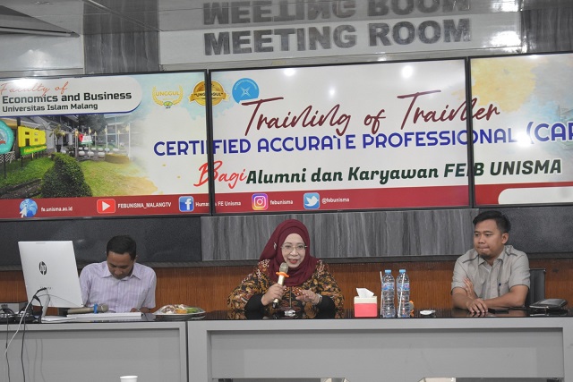 Dekan FEB Unisma, Nur Diana SE MSi, saat memberikan sambutan dalam acara Training of Trainer Digital Accounting. 