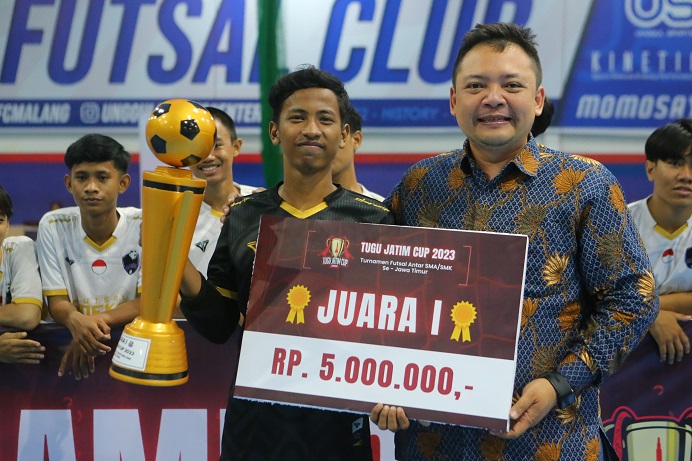 SMKN 2 Surabaya meraih gelar juara Tugu Jatim Cup 2023 sekaligus berhak membawa piala dan uang tunai Rp5 juta. 