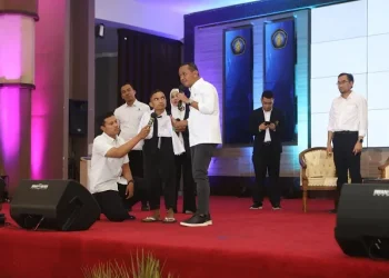 Menteri Investasi/Kepala Badan Koordinasi Penanaman Modal Bahlil Lahadalia memberikan beasiswa dan modal kerja kepada mahasiswa UB Malang.