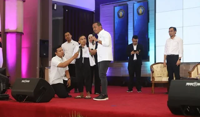 Menteri Investasi/Kepala Badan Koordinasi Penanaman Modal Bahlil Lahadalia memberikan beasiswa dan modal kerja kepada mahasiswa UB Malang.