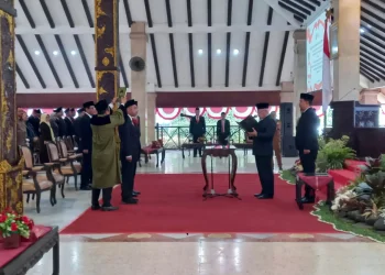 Pembacaan sumpah para direksi Perumda Jasa Yasa dan PT BPR Artha Kanjuruhan.