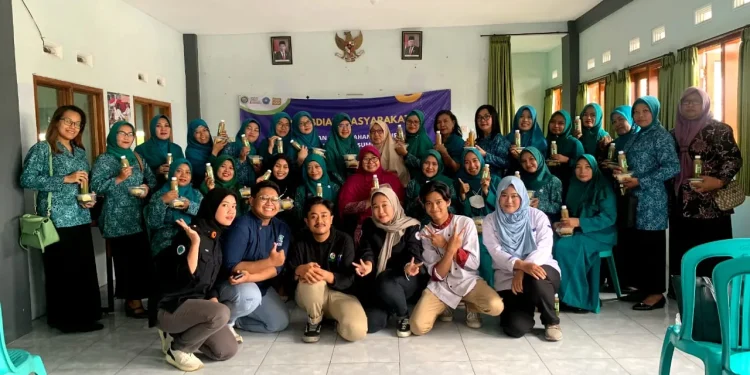 Tim PKM UM bersama ibu-ibu PKK.