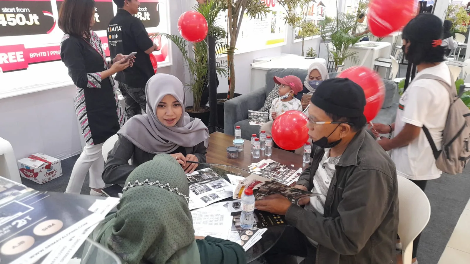 Masyarakat mengunjungi stand srimaya living di MOG untuk dapatkan hunian idaman dengan bonus cashback.