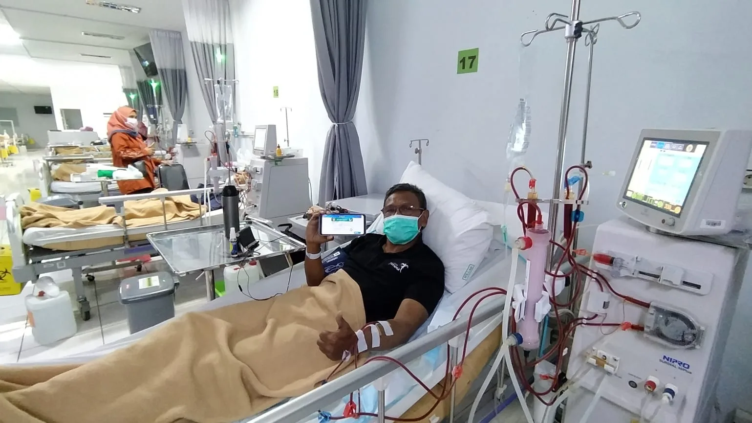 Nedi Putra AW (54), penyintas gagal ginjal kronis saat menjalani terapi cuci darah. Berkat proteksi JKN-KIS, Nedi tak lagi pusing soal biaya.