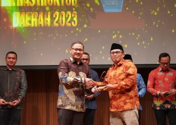 Pj Wali Kota Batu Aries Agung Paewai menerima penghargaan Gatra Apresiasi Infrastruktur Daerah 2023 pada kategori Infrastruktur untuk Perekonomian dan Proyek Strategis Nasional.