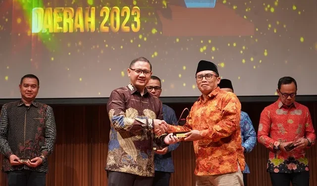 Pj Wali Kota Batu Aries Agung Paewai menerima penghargaan Gatra Apresiasi Infrastruktur Daerah 2023 pada kategori Infrastruktur untuk Perekonomian dan Proyek Strategis Nasional.