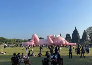 Pameran KAWS HOLIDAY di Komplek Candi Prambanan.