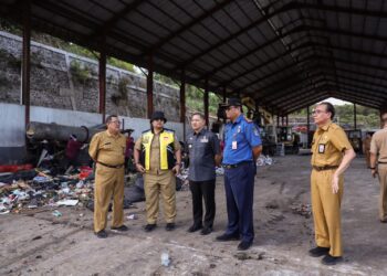Pj Wali Kota Batu Aries Agung Paewai saat meninjau penanganan sampah di TPA Tlekung.