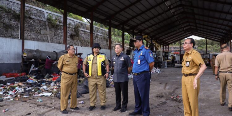 Pj Wali Kota Batu Aries Agung Paewai saat meninjau penanganan sampah di TPA Tlekung.