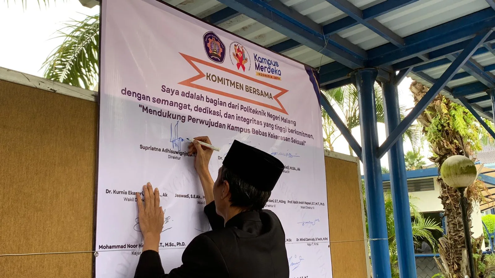 Direktur Polinema melakukan penandatanganan sebagai komitmen bersama mewujudkan kampus bebas kekerasan seksual.