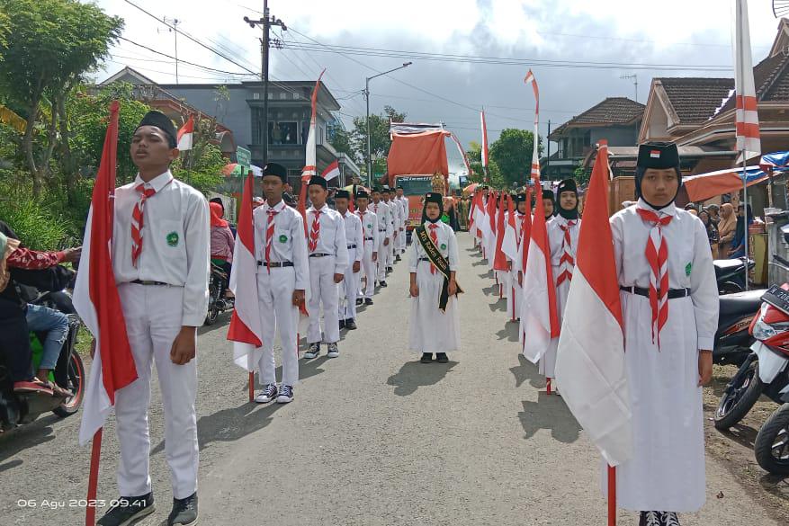 Pasukan Pengibar Bendera MTS Raden Fatah sebagai Pembuka SSC ke-8. 