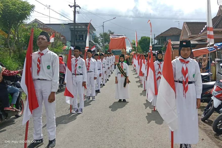 Pasukan Pengibar Bendera MTS Raden Fatah sebagai Pembuka SSC ke-8.