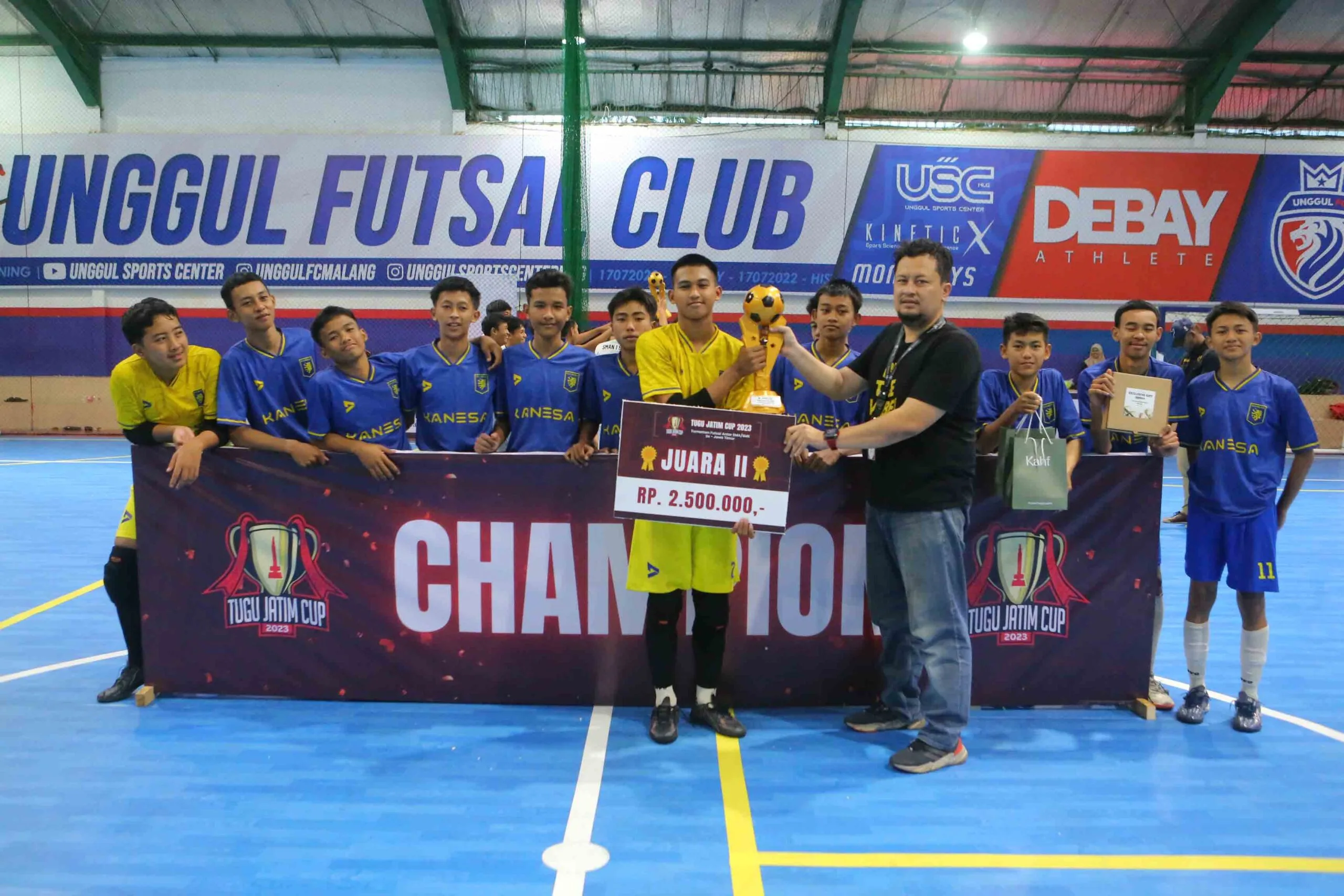 SMKN 1 Kepanjen Tim B juara 2 Tugu Jatim Cup 2023 berhak membawa piala dan uang tunai Rp2,5 juta.