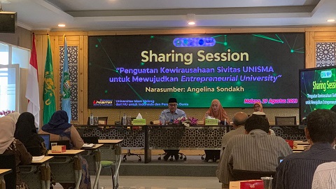 Sharing Session bertema Penguatan Kewirausahaan Sivitas Unisma untuk Mewujudkan Entreprenuerial University dengan narasumber Angelina Sondakh.