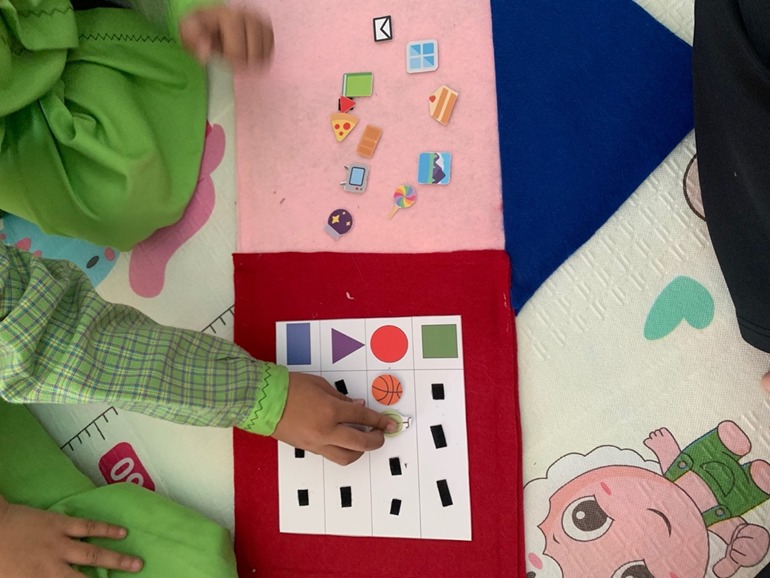 Anak-anak bermain Number Sense Game sambil belajar untuk tingkatkan literasi numerik.