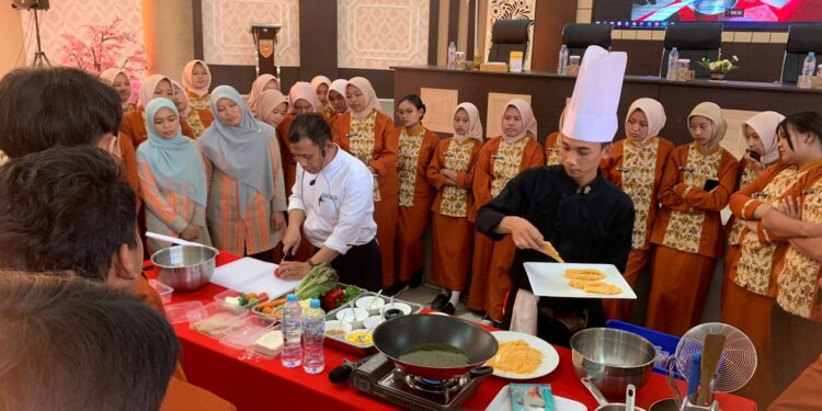 Keseruan praktek masak pleh Chef Sobari bersama siswa SMKN 2 Malang.