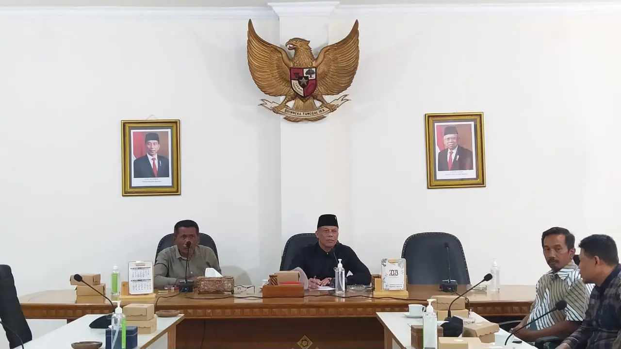 Ketua Komisi C DPRD Kota Batu Khamim Tohari (kanan) dan anggotanya Sampur.