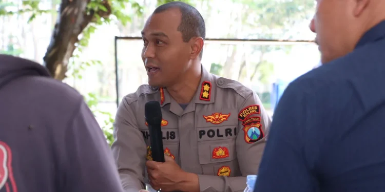 Kapolres Malang, AKBP Putu Kholis Aryana berdialog dengan pedagang Stadion Kanjuruhan terkait relokasi.