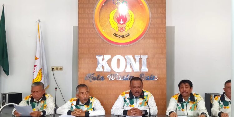 Ketua KONI Kota Batu, Sentot Ari Wahyudi (tengah), bersama jajaran dalam konferensi pers, Kamis (31/8/2023).